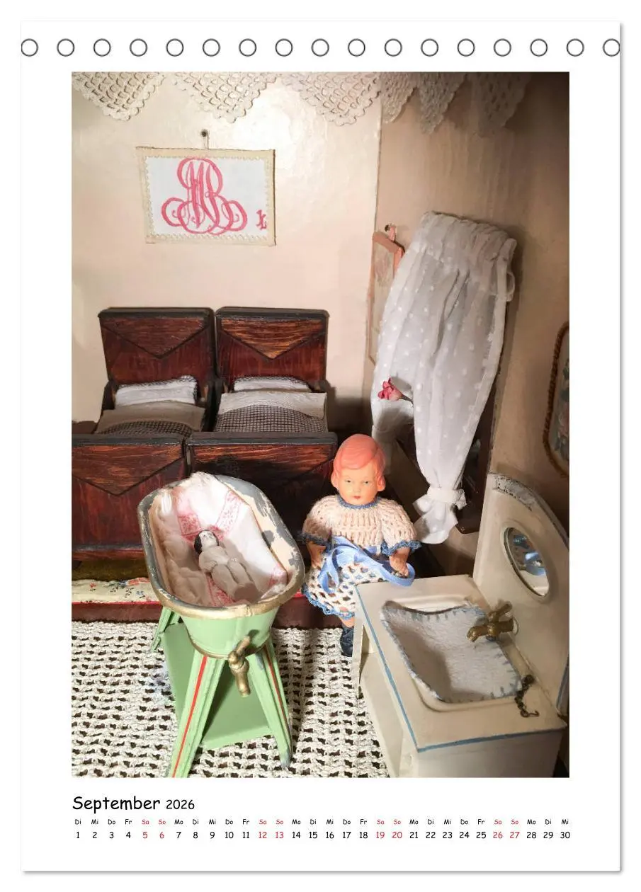 Bild: 9783516393101 | Alte Puppenzimmer (Tischkalender 2026 DIN A5 hoch), CALVENDO...