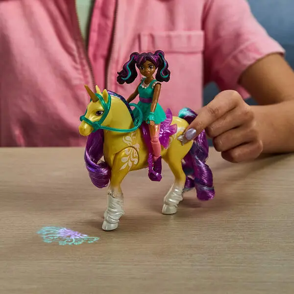 Bild: 681147058101 | UCA Small Doll Ava &amp; Plant Magic Leaf | Karton | 58101 | Deutsch