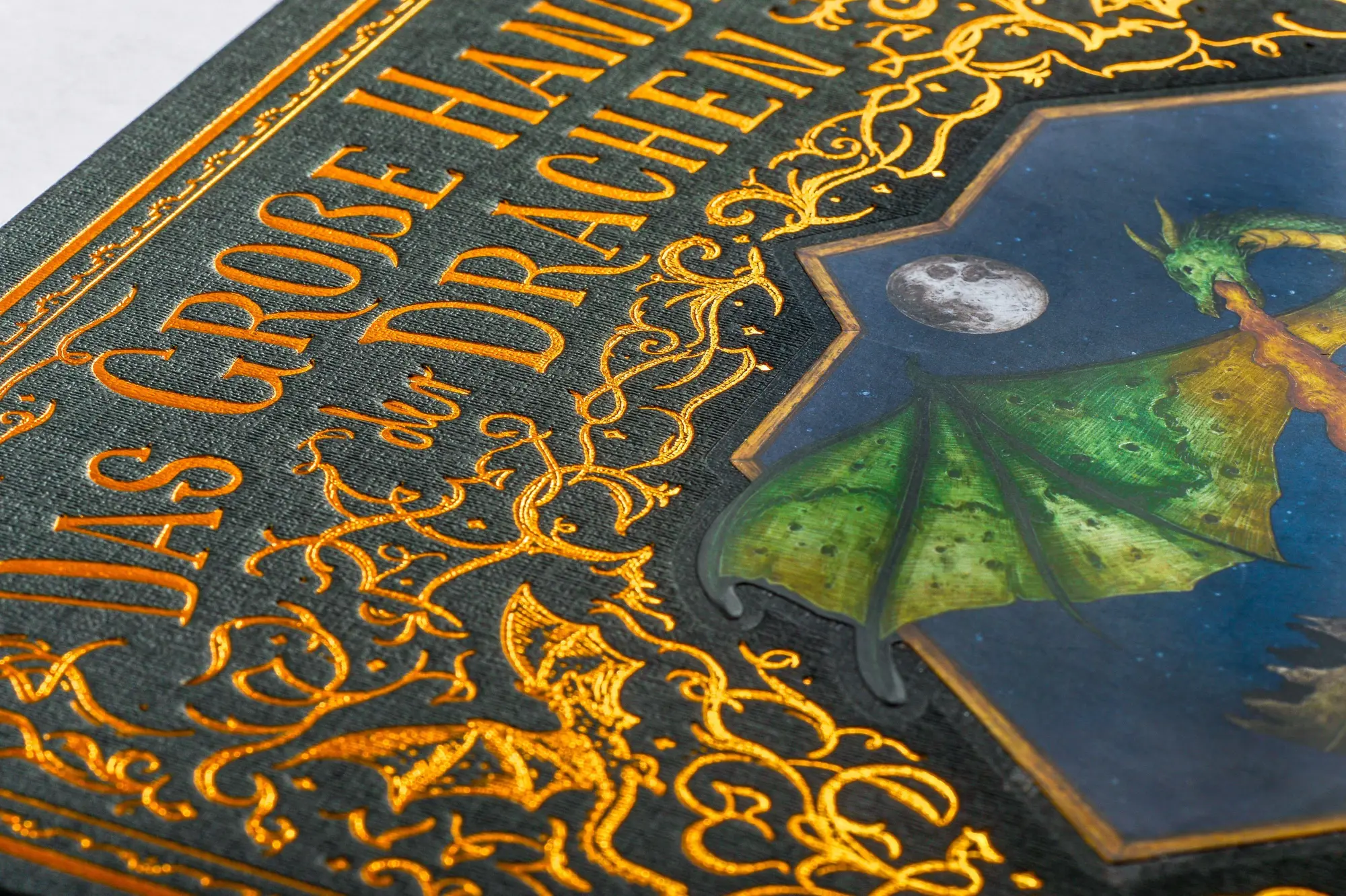 Bild: 9783791376004 | Das große Handbuch der Drachen | Emily Hawkins (u. a.) | Buch | 64 S.