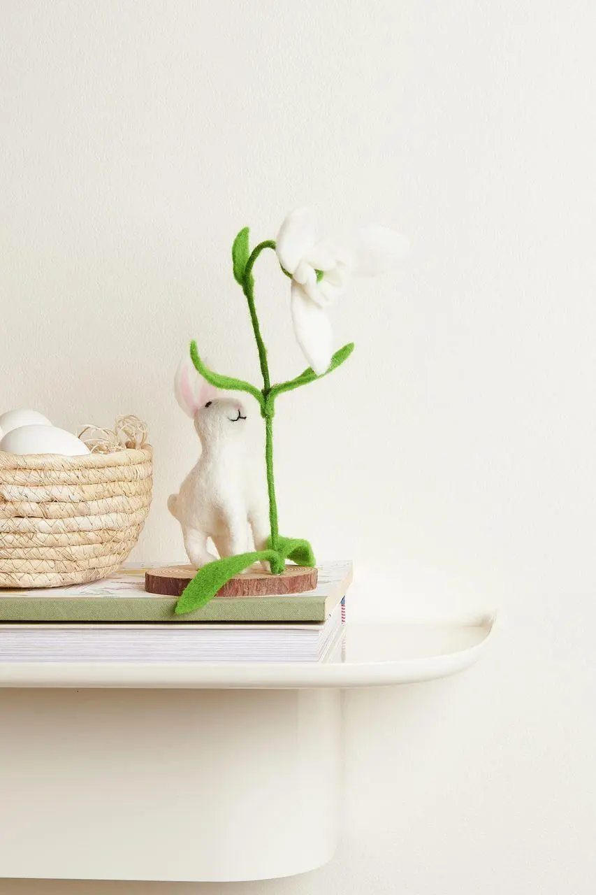 Filz-Hase mit Schneeglöckchen, Weiß, auf Holzscheibe, 20 x 9 x 10,5cm
