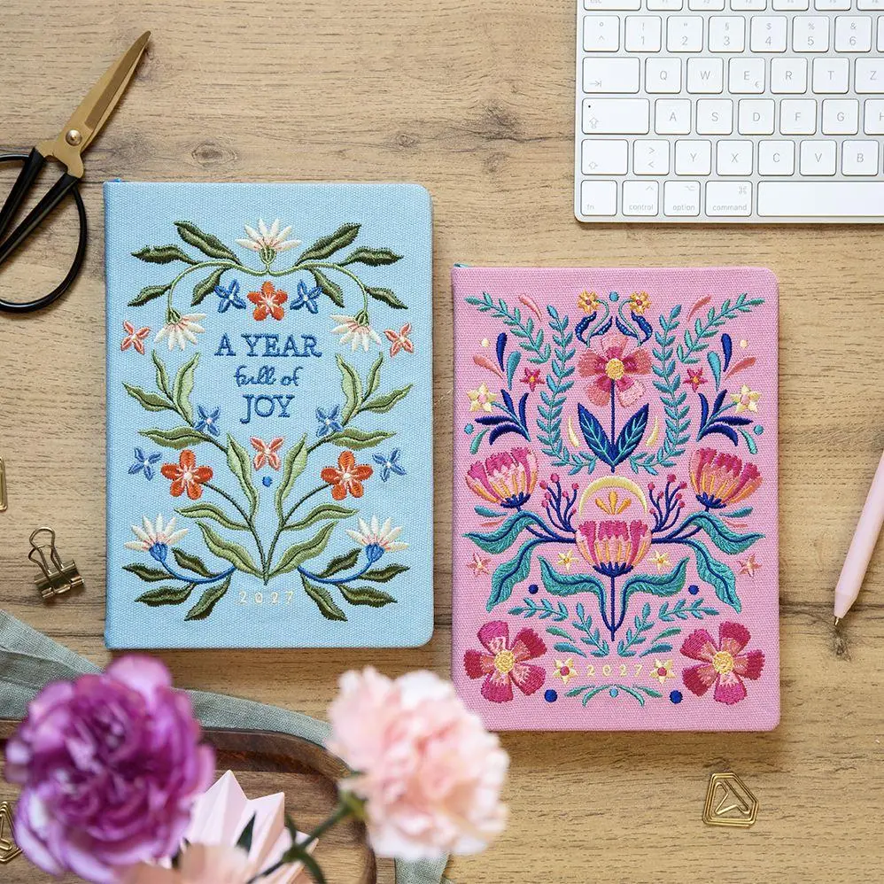 Bild: 4036442015407 | Taschenkalender A5 2027: Blütenmotiv, bestickt, rosa | Groh Verlag