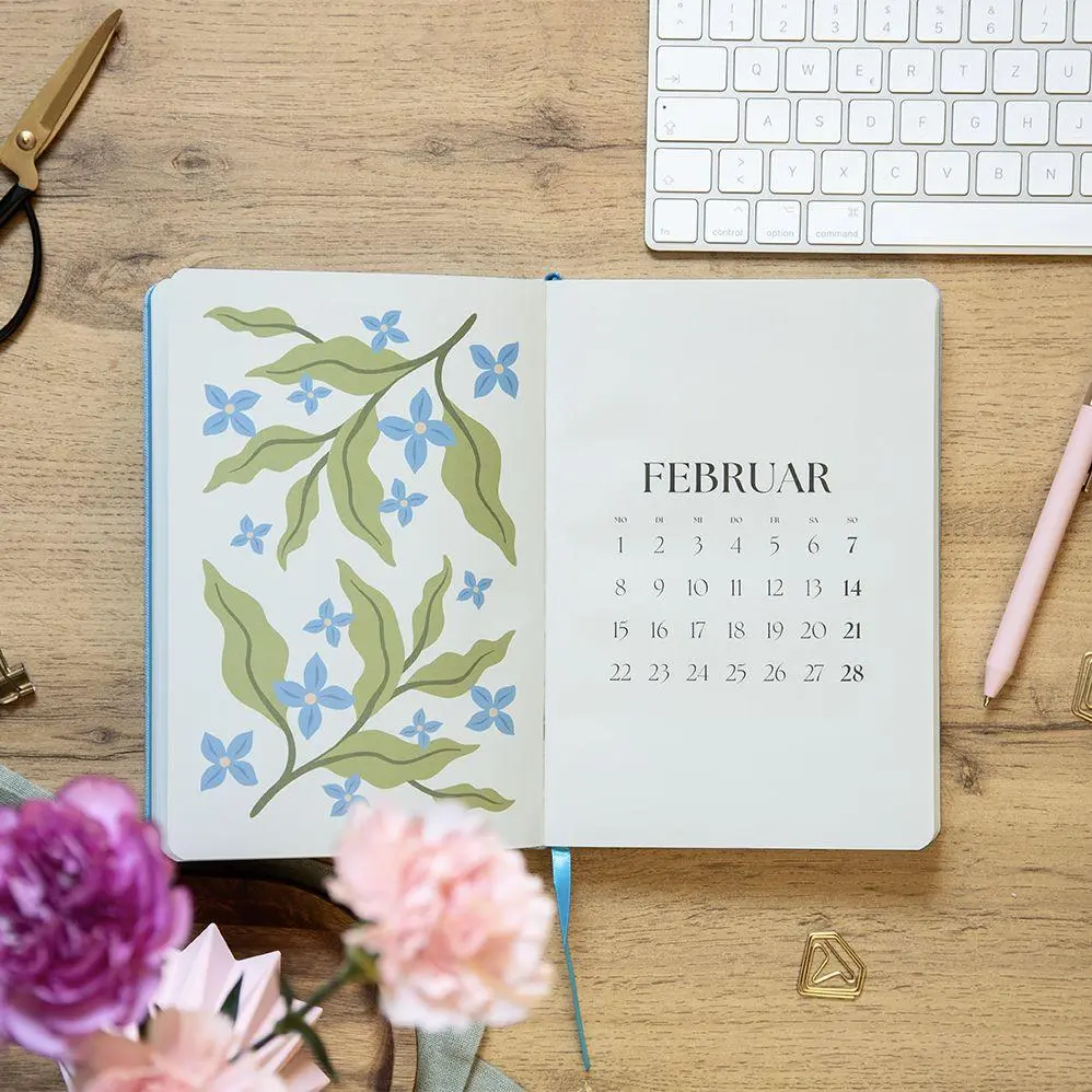 Bild: 4036442015407 | Taschenkalender A5 2027: Blütenmotiv, bestickt, rosa | Groh Verlag