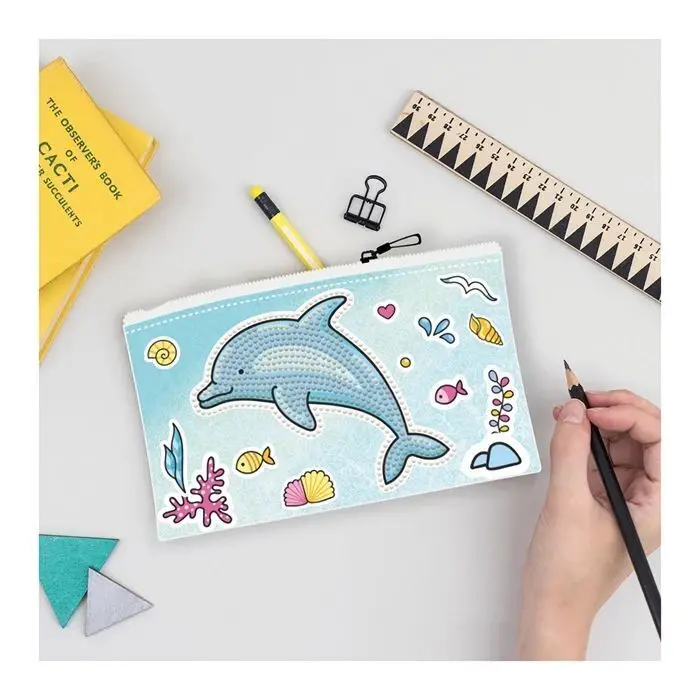 Bild: 4895225926107 | DOTZIES BY DIAMOND DOTZ - Diamond Painting Etui Delfin | 2592610