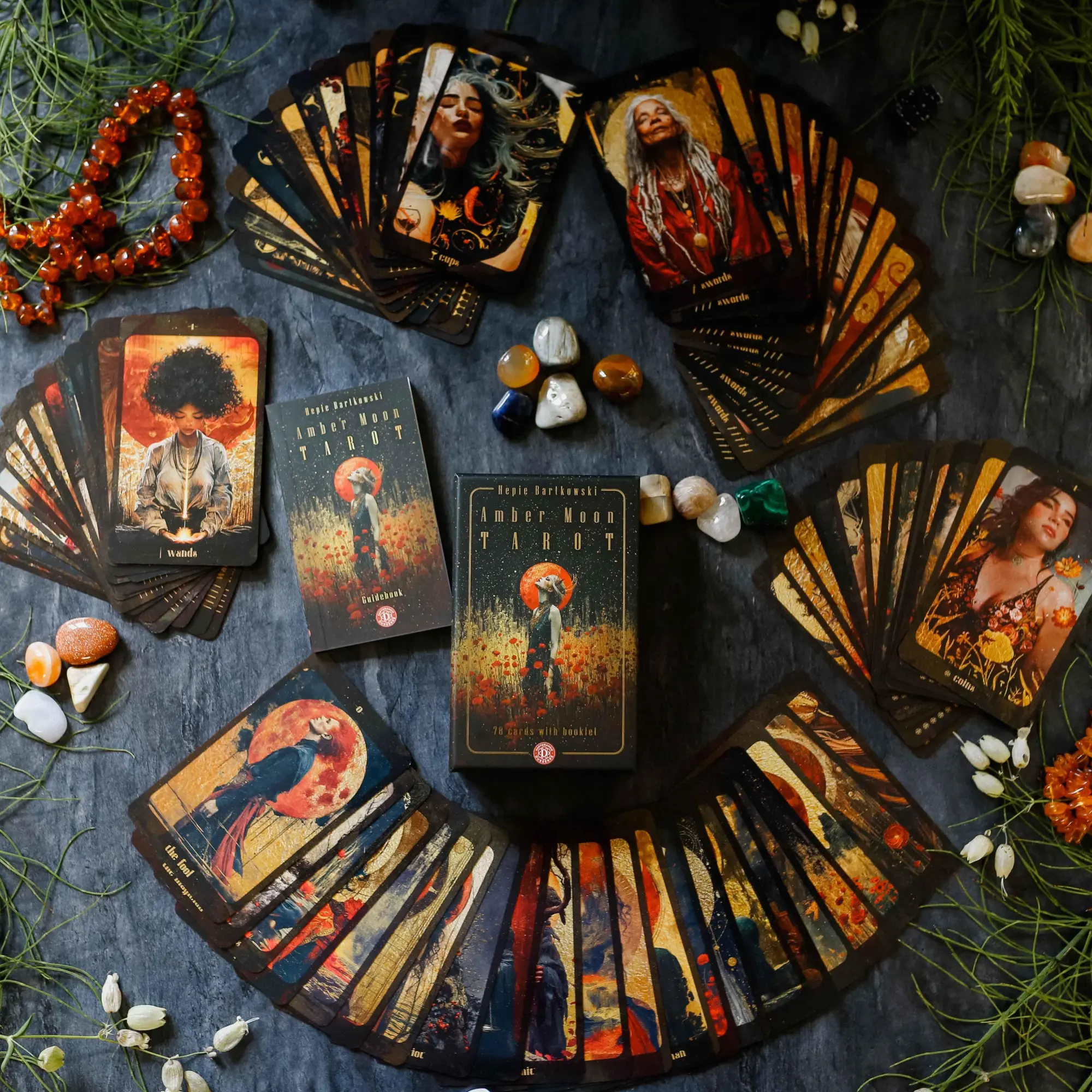 Bild: 4250375110309 | Amber Moon Tarot - 78 tarot cards and 80-page booklet (English) | Box