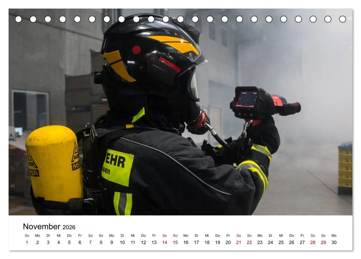 Bild: 9783457688809 | FEUERWEHR IM EINSATZ (Tischkalender 2026 DIN A5 quer), CALVENDO...