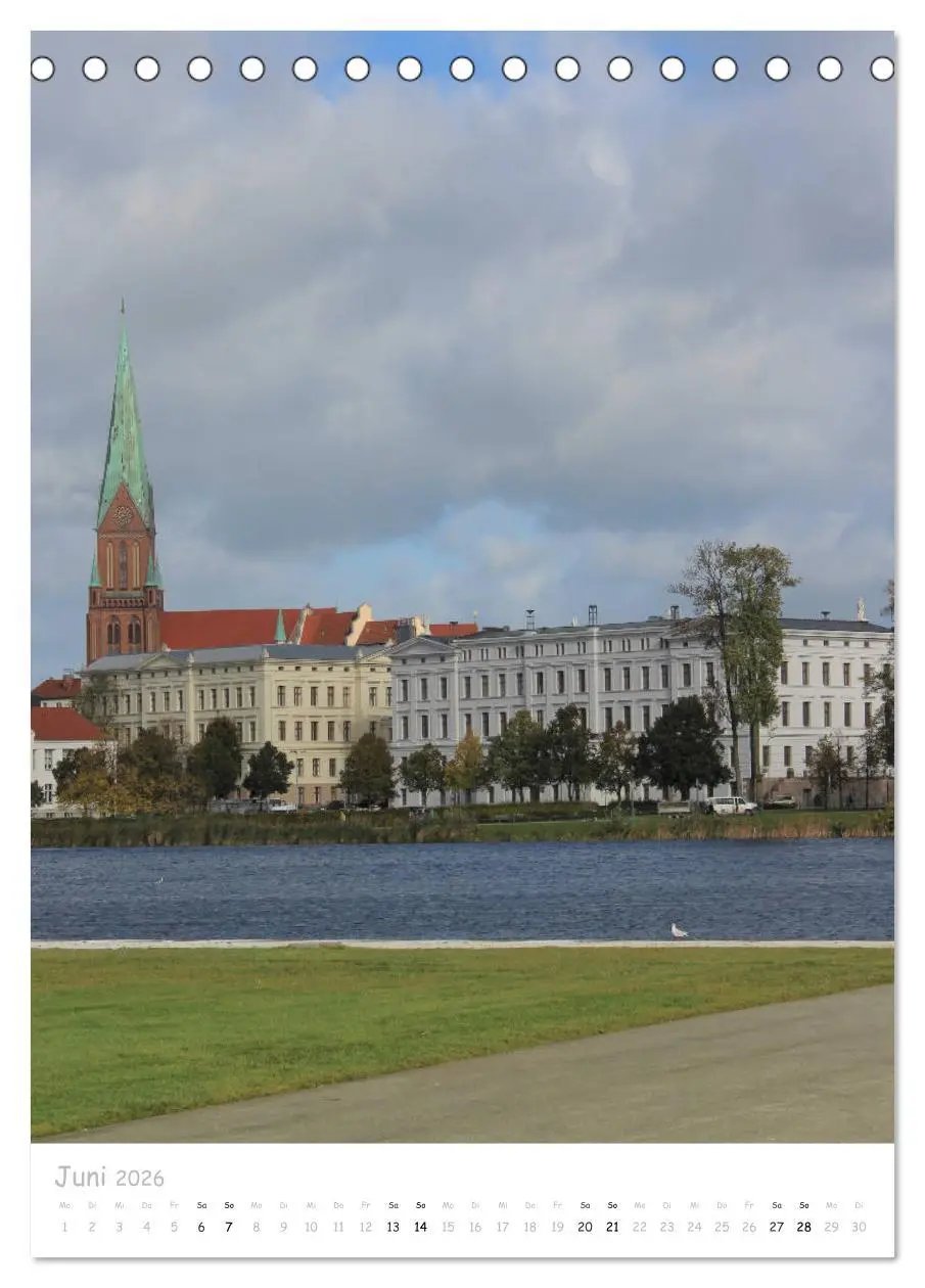 Bild: 9783516399509 | Ein Tag durch Schwerin (Tischkalender 2026 DIN A5 hoch), CALVENDO...