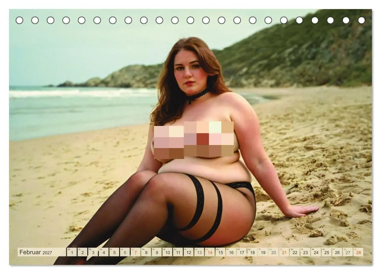 Bild: 9783569172012 | XXL Beach Girls Kalender - Kurvige Frauen am Strand (Tischkalender...