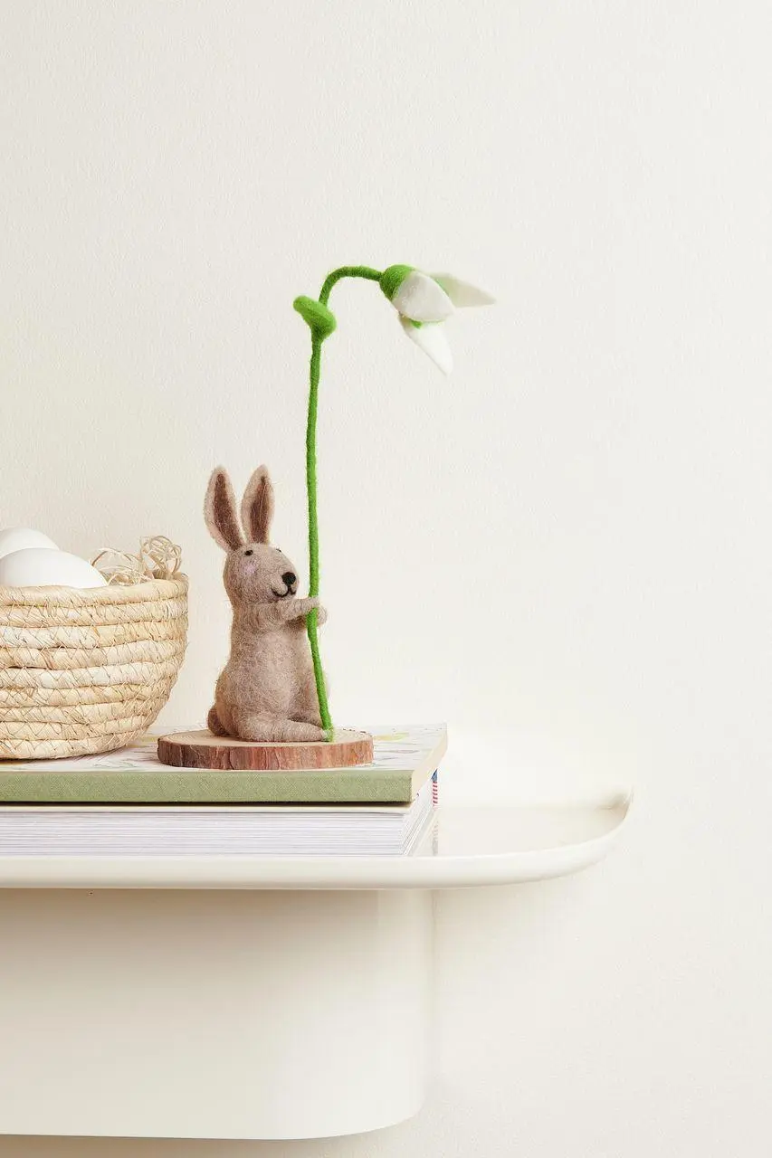 Filz-Hase mit Schneeglöckchen, Braun, auf Holzscheibe, 21 x 9,5 x 9,5cm
