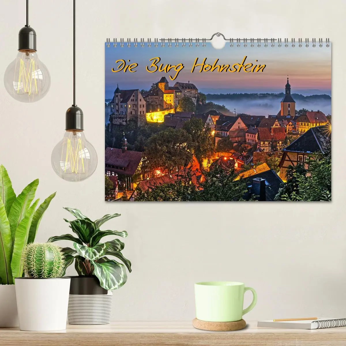 Bild: 9783457622513 | Die Burg Hohnstein im Licht der vier Jahreszeiten (Wandkalender...