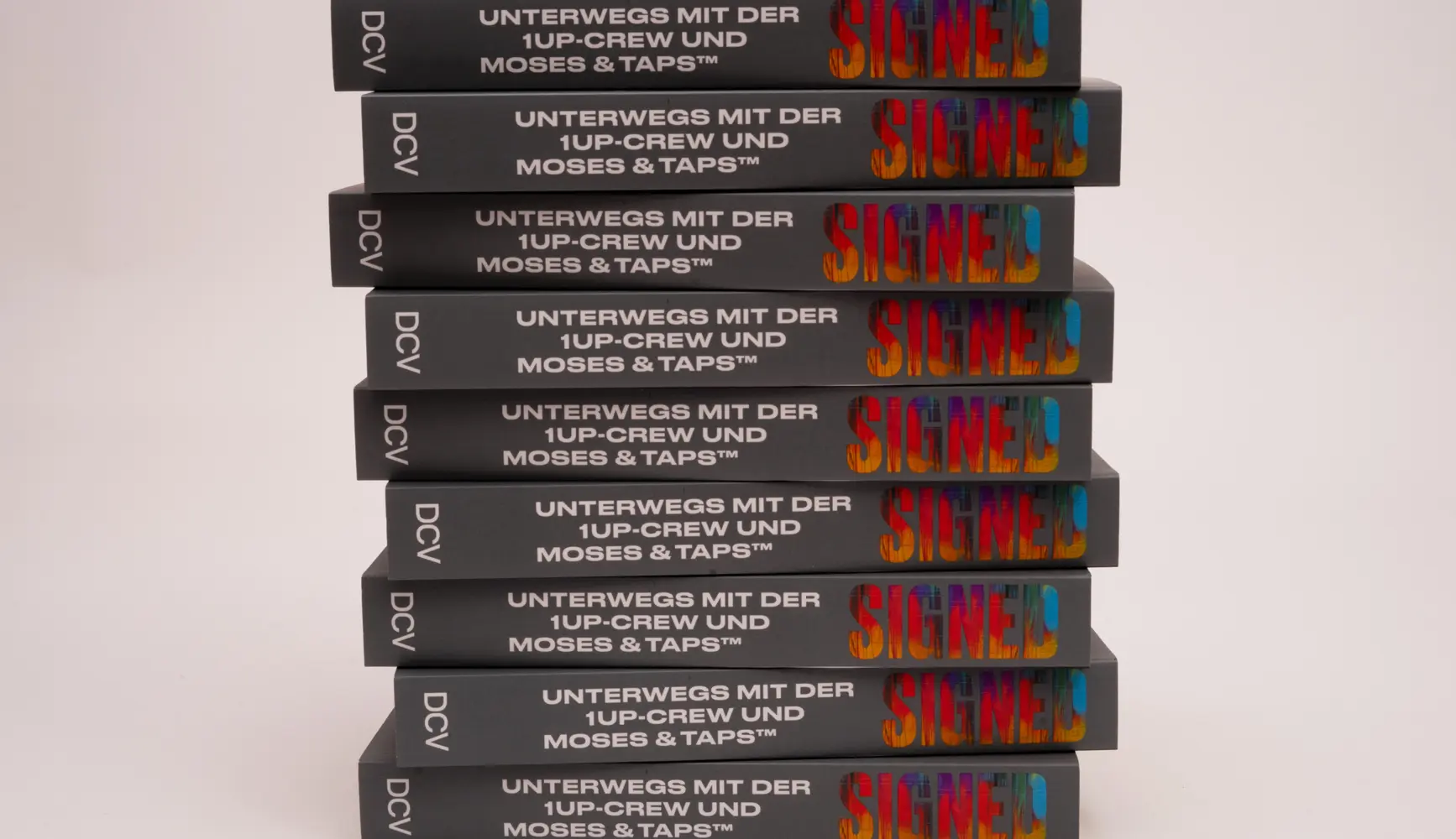 Bild: 9783969121214 | SIGNED. Unterwegs mit der 1UP-Crew und Moses &amp; Taps | Larissa Kikol
