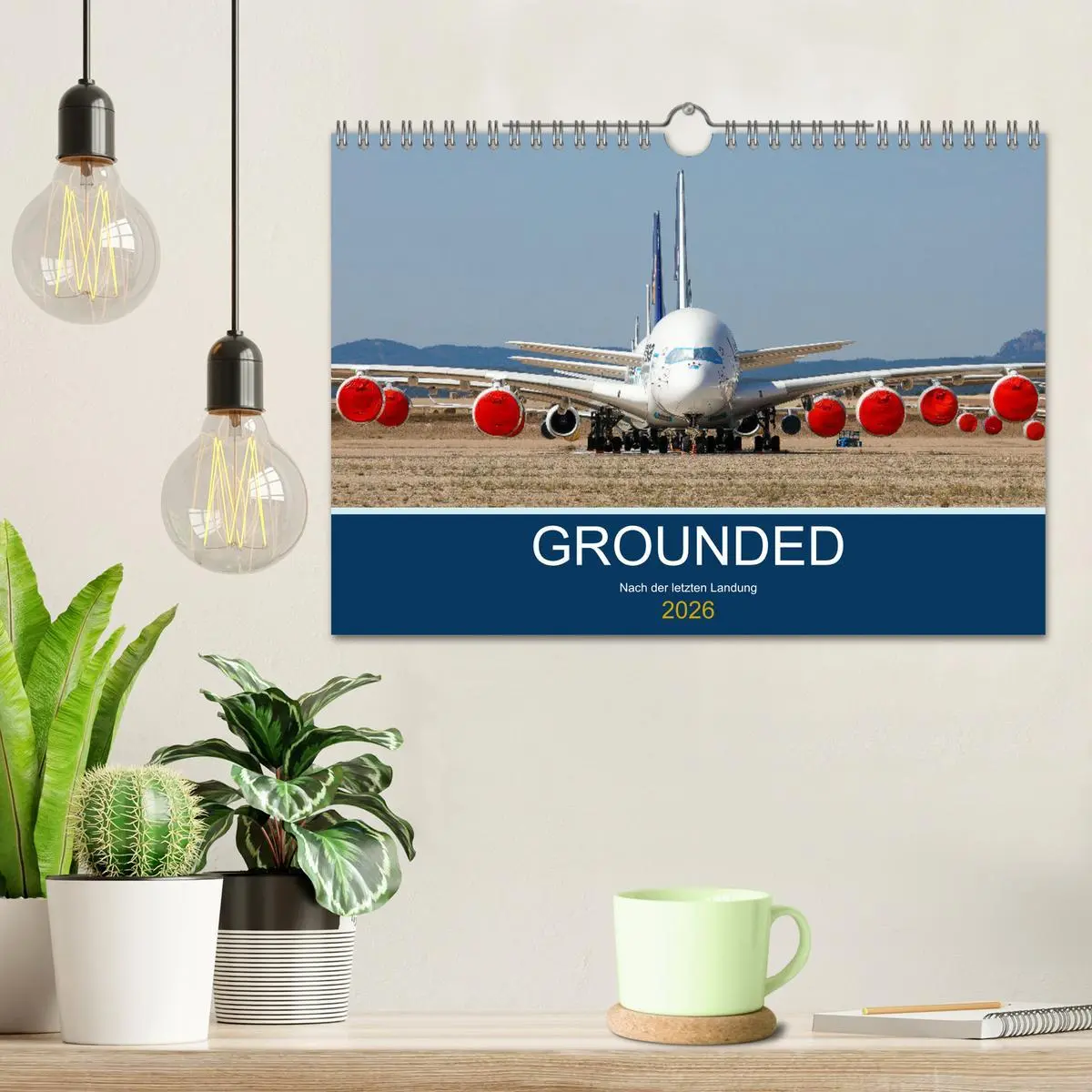 Bild: 9783457611814 | GROUNDED (Wandkalender 2026 DIN A4 quer), CALVENDO Monatskalender