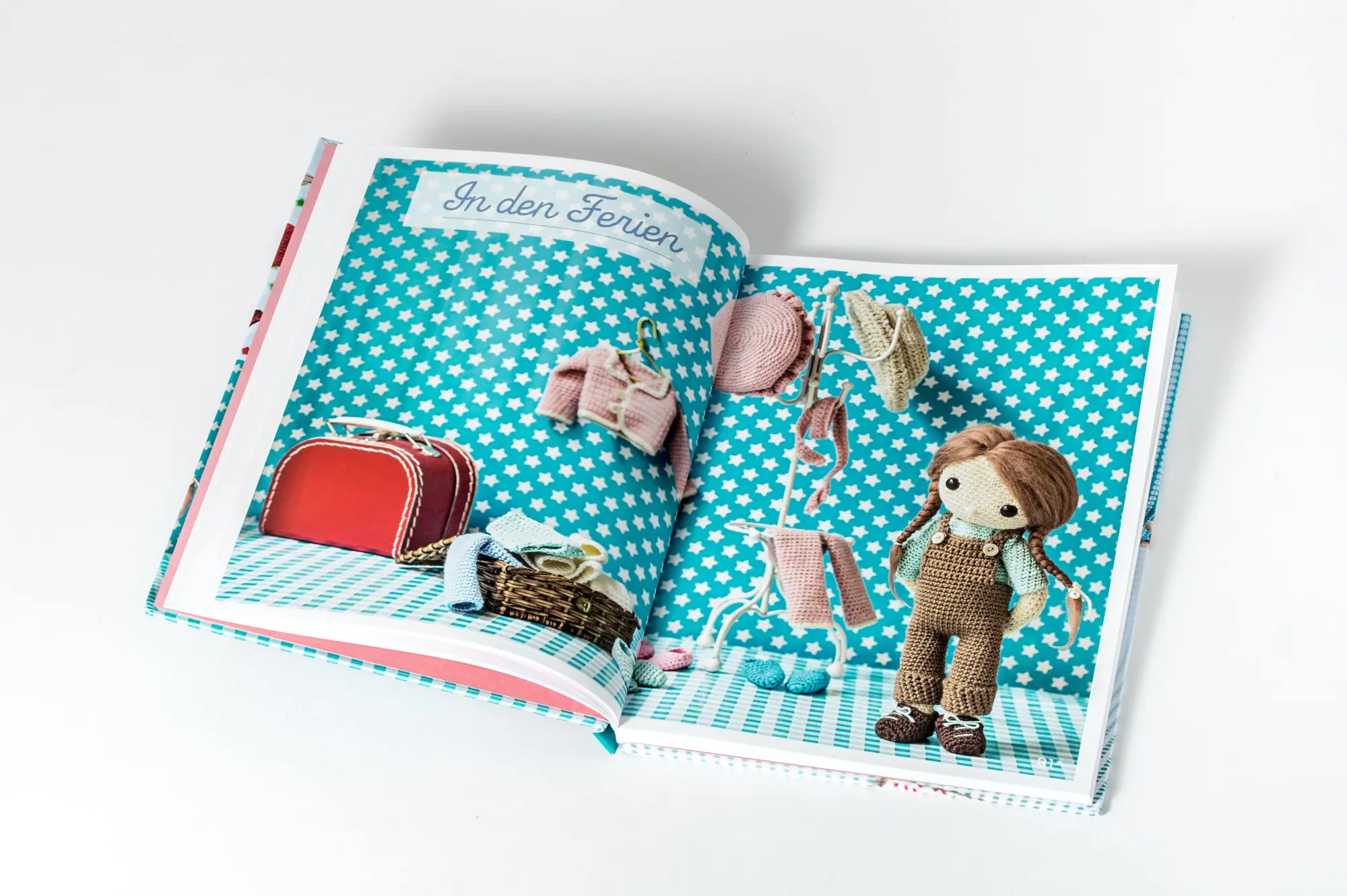 Bild: 9783809454014 | Meine Lieblingspuppen zum Häkeln - Mit 45 Accessoires und einem Koffer