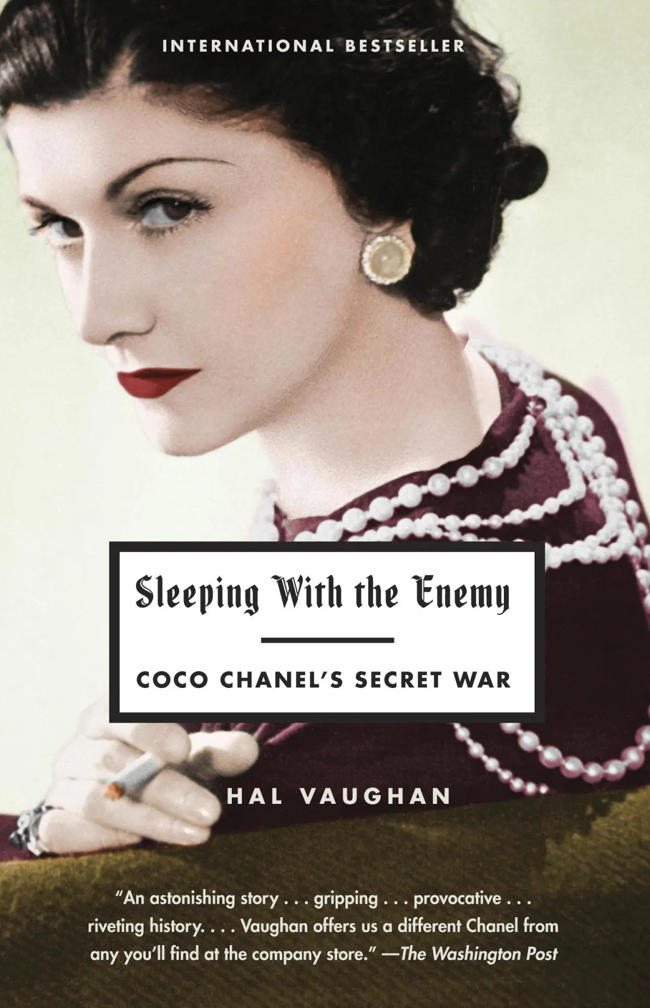 Cover: 9780307475916 | Sleeping with the Enemy | Coco Chanel's Secret War | Hal Vaughan