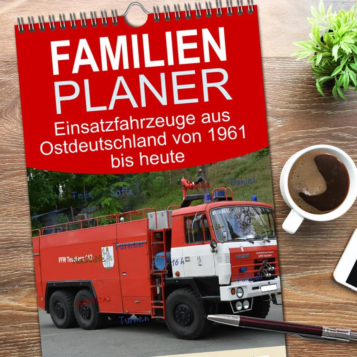 Bild: 9783516494617 | Familienplaner 2026 - Einsatzfahrzeuge aus Ostdeutschland von 1961...