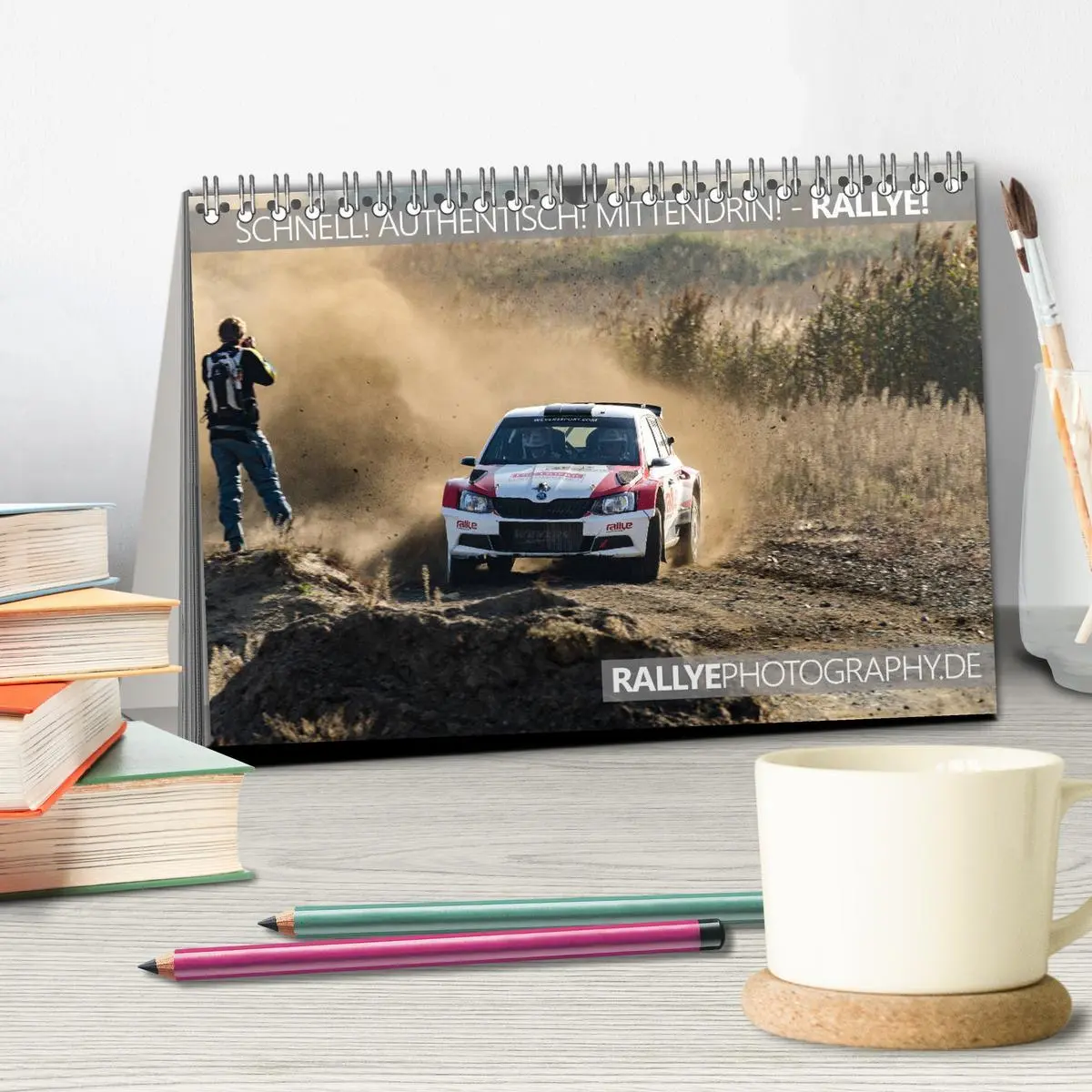 Bild: 9783457754917 | SCHNELL! AUTHENTISCH! MITTENDRIN! - RALLYE! (Tischkalender 2026 DIN...