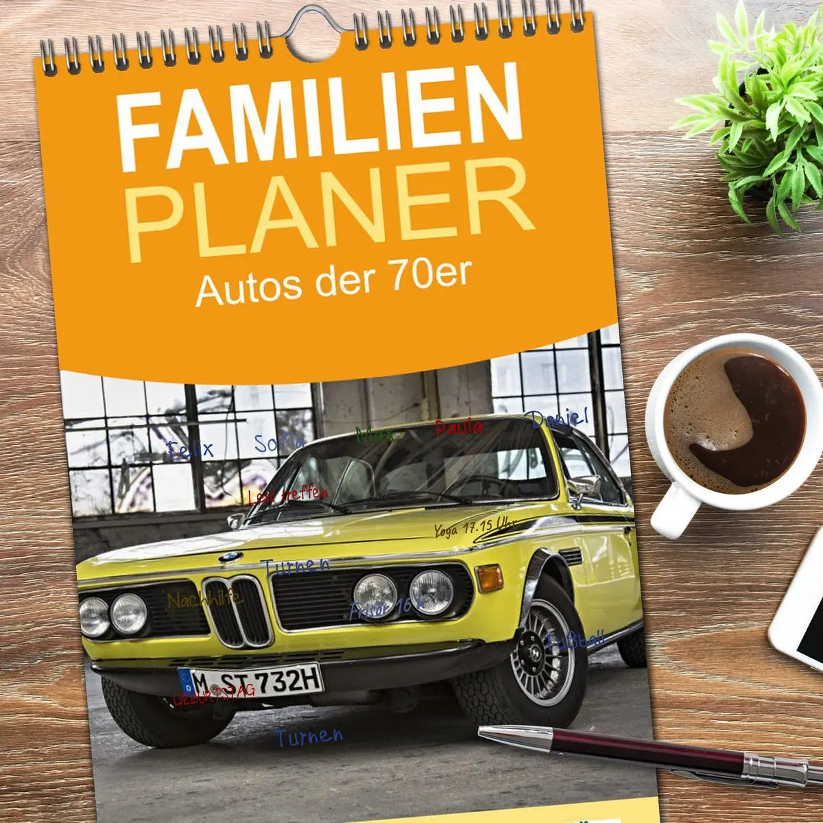 Bild: 9783516497717 | Familienplaner 2026 - Autos der 70er mit 5 Spalten (Wandkalender,...