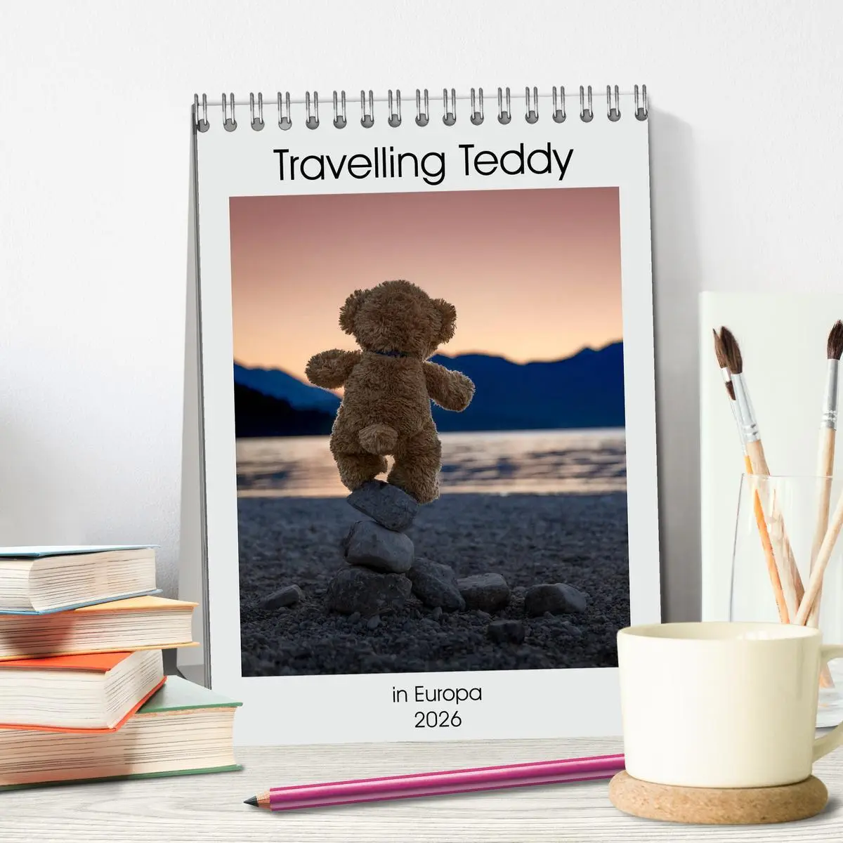 Bild: 9783516409017 | Travelling Teddy in Europa (Tischkalender 2026 DIN A5 hoch),...