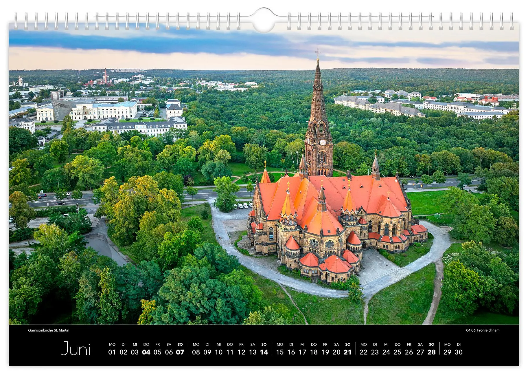 Bild: 9783910680418 | Kalender Dresden Luftaufnahmen 2026 | 45 x 30 cm schwarzes Kalendarium