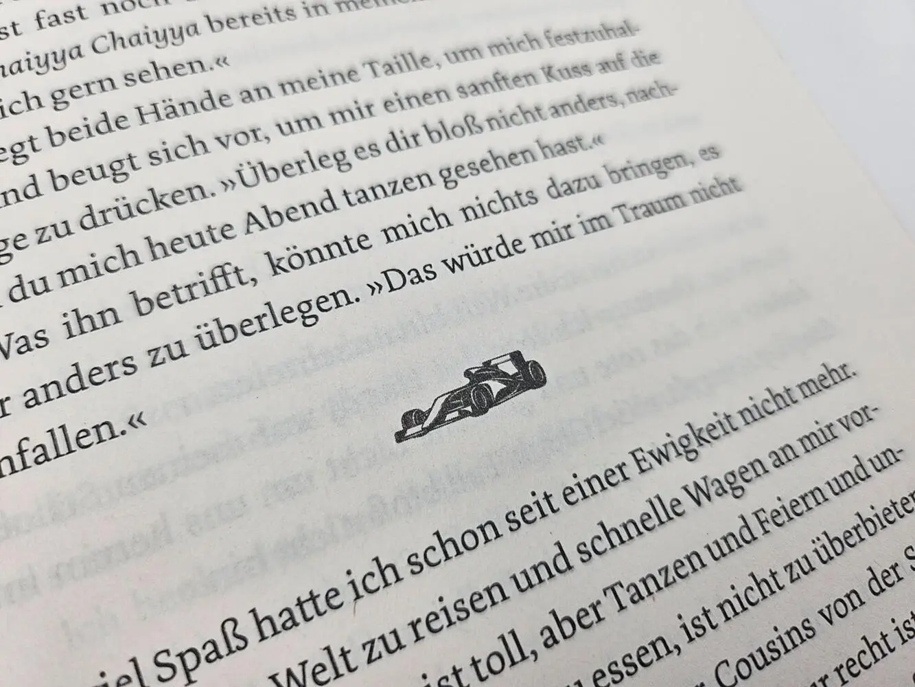 Bild: 9783492066518 | Cross the Line - Auf der Rennstrecke kämpft er um den Sieg, im...