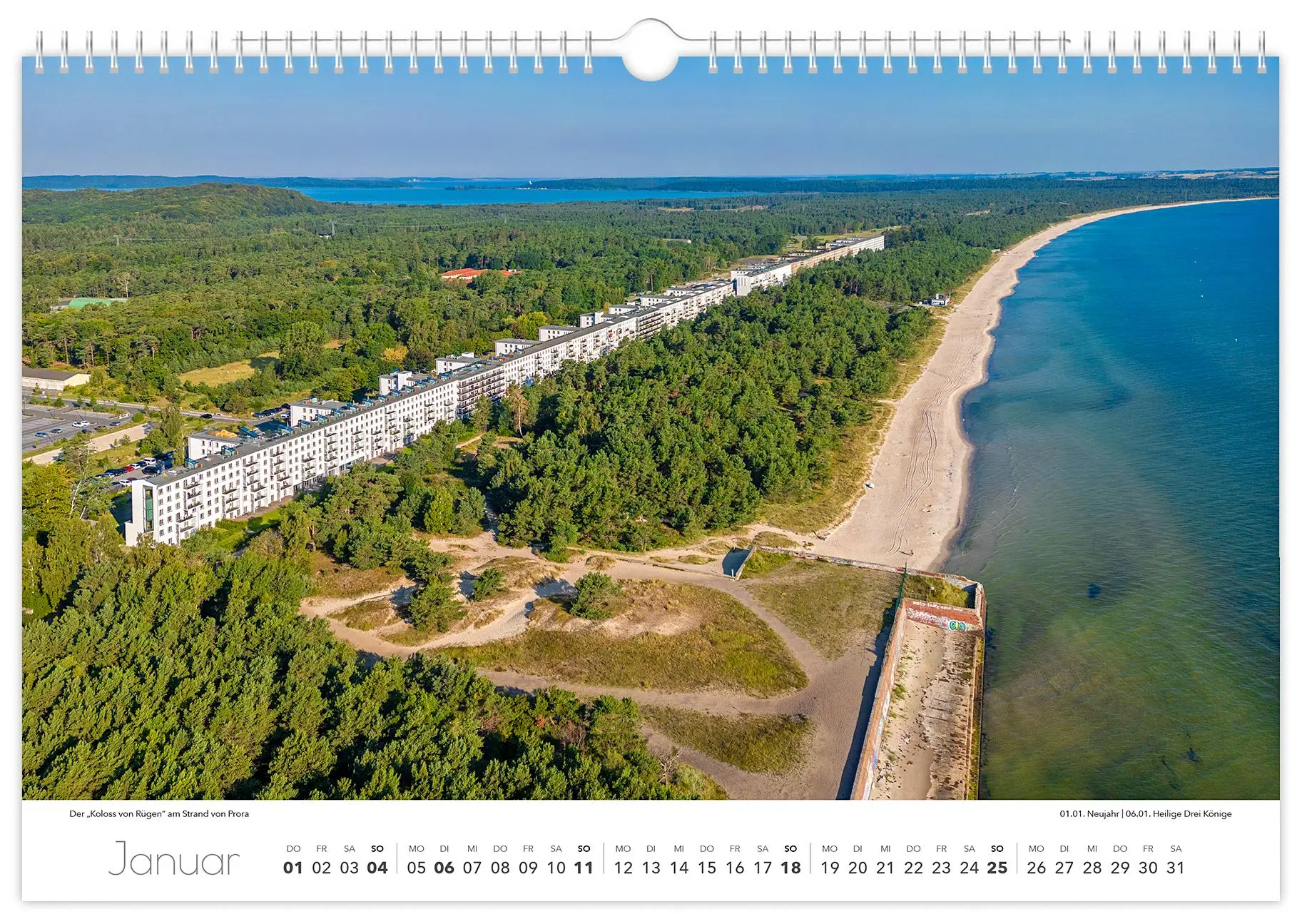 Bild: 9783910680319 | Kalender Rügen Luftaufnahmen 2026 | 45 x 30 cm weißes Kalendarium