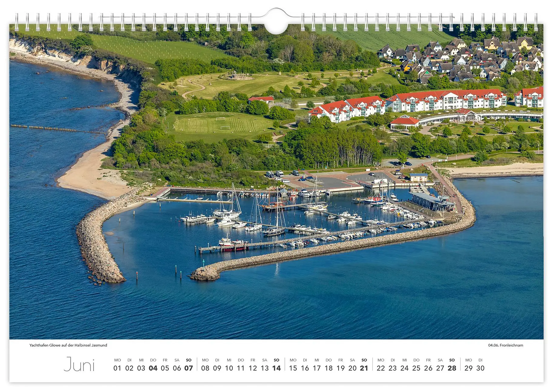 Bild: 9783910680319 | Kalender Rügen Luftaufnahmen 2026 | 45 x 30 cm weißes Kalendarium