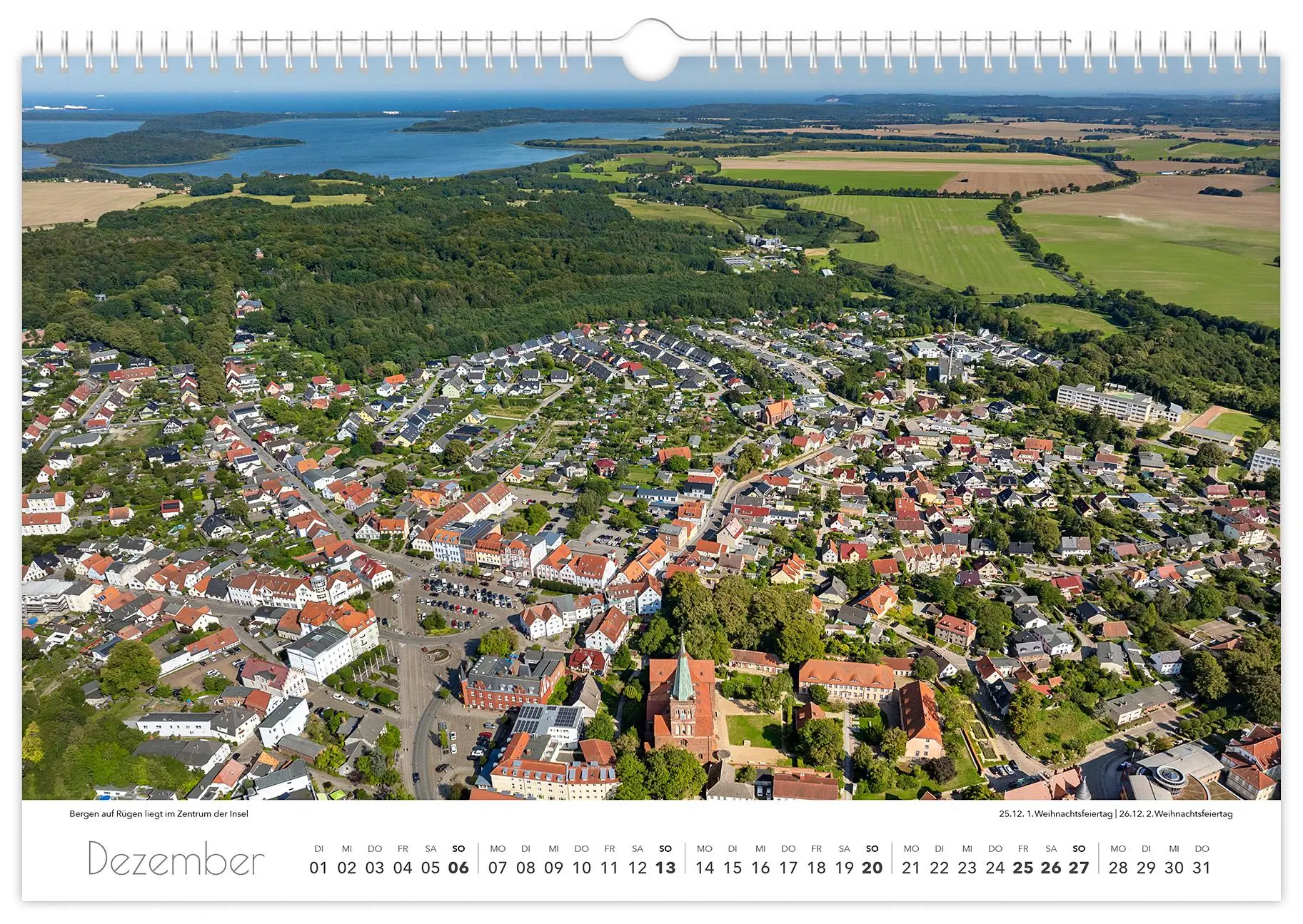 Bild: 9783910680319 | Kalender Rügen Luftaufnahmen 2026 | 45 x 30 cm weißes Kalendarium