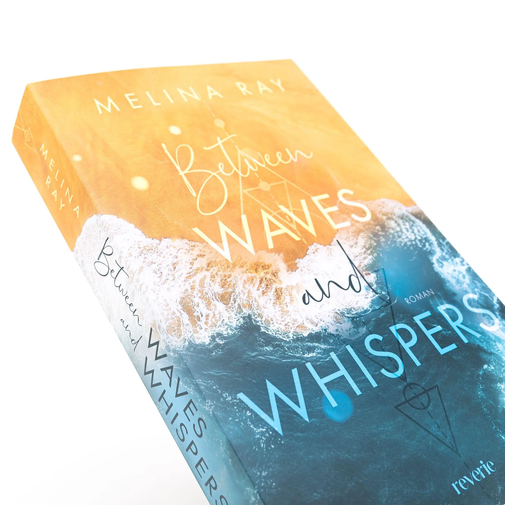 Bild: 9783745705119 | Between Waves and Whispers | Melina Ray | Taschenbuch | 464 S. | 2025