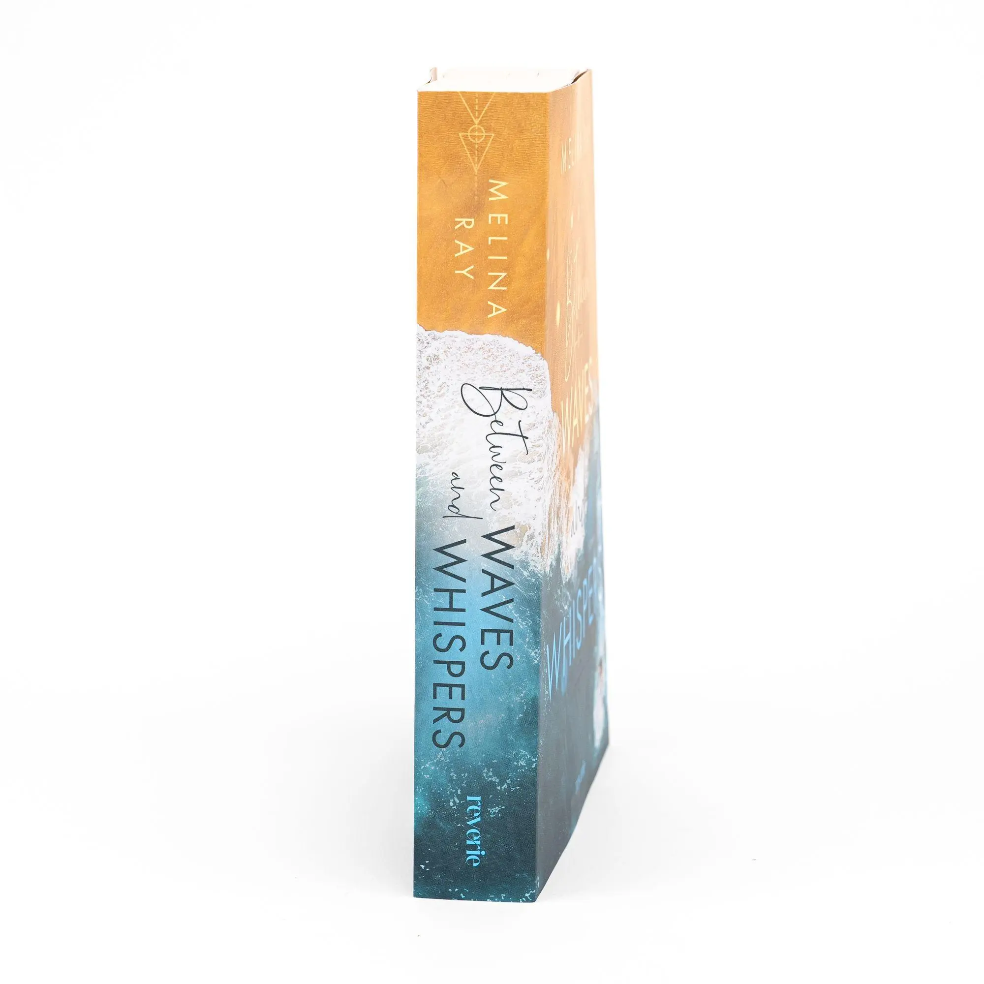 Bild: 9783745705119 | Between Waves and Whispers | Melina Ray | Taschenbuch | 464 S. | 2025