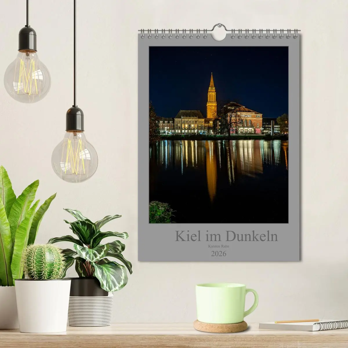 Bild: 9783516367720 | Kiel im Dunkeln. (Wandkalender 2026 DIN A4 hoch), CALVENDO...