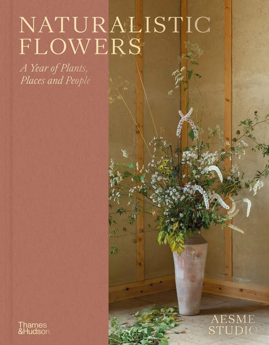Cover: 9780500027622 | Naturalistic Flowers | A Year of Plants, Places and People | Studio