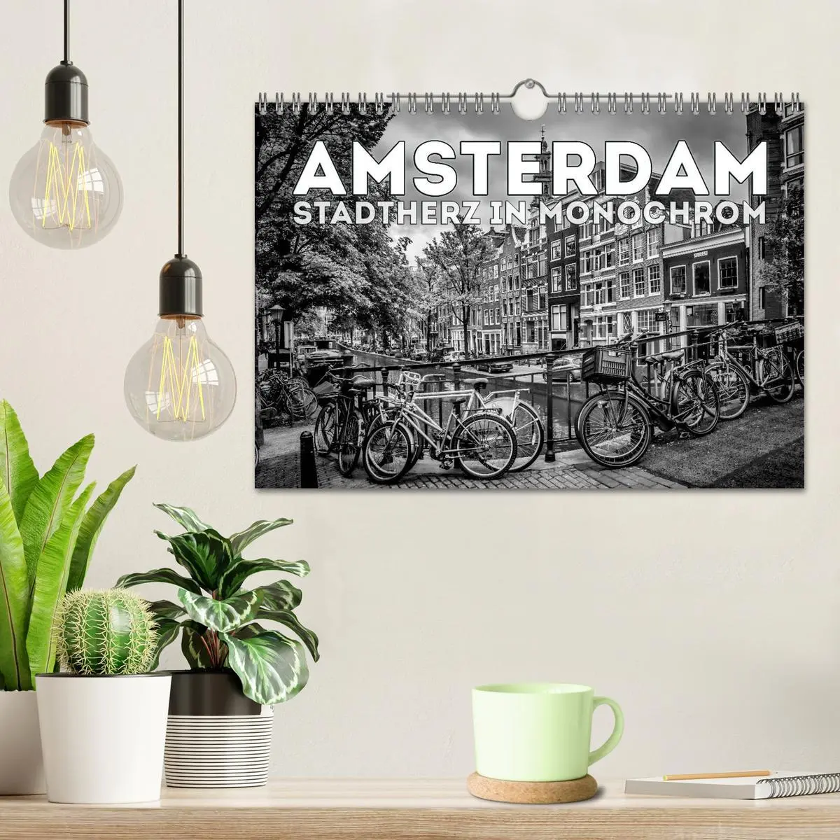 Bild: 9783516039122 | AMSTERDAM Stadtherz in Monochrom (Wandkalender 2026 DIN A4 quer),...