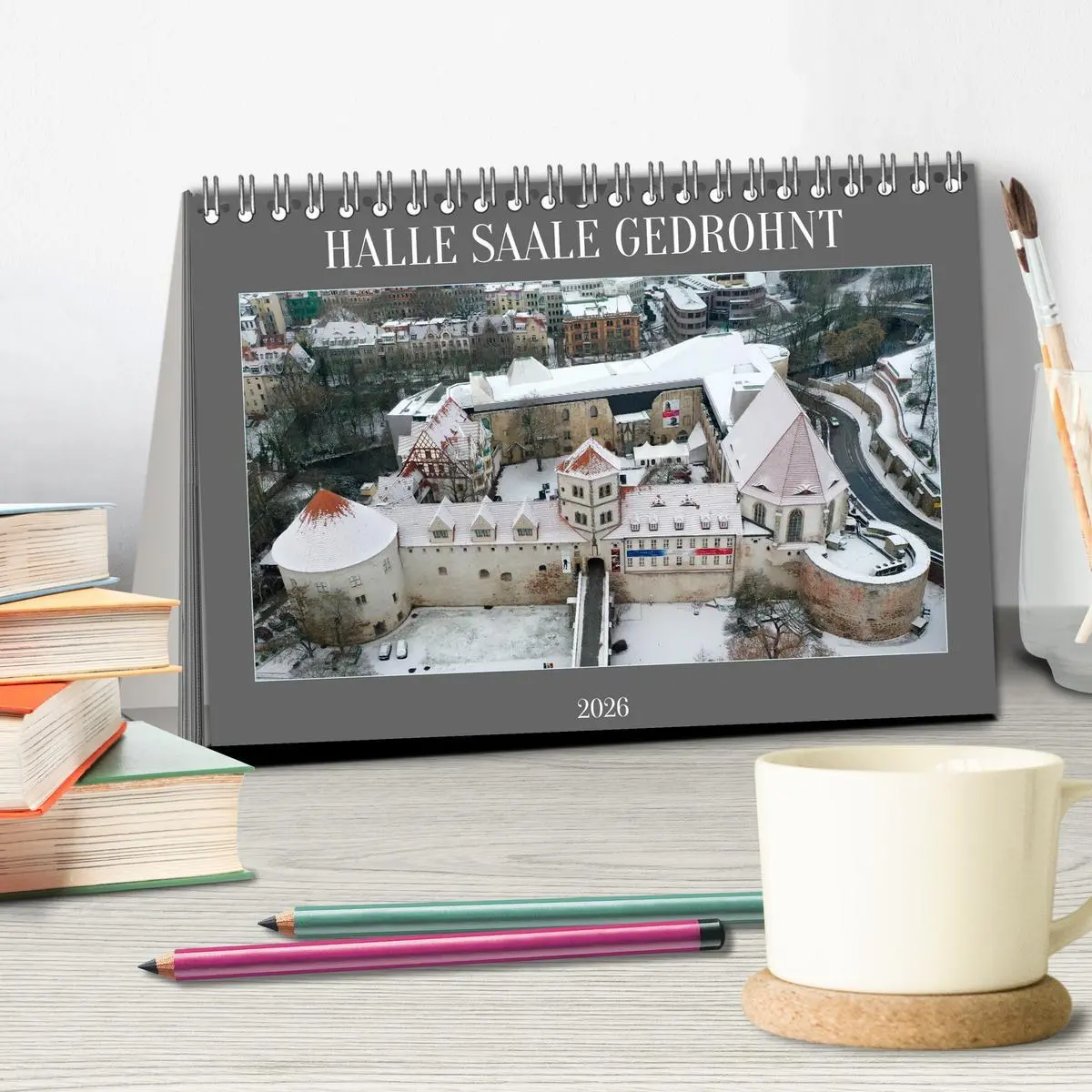 Bild: 9783457526323 | HALLE SAALE GEDROHNT 2026 (Tischkalender 2026 DIN A5 quer),...