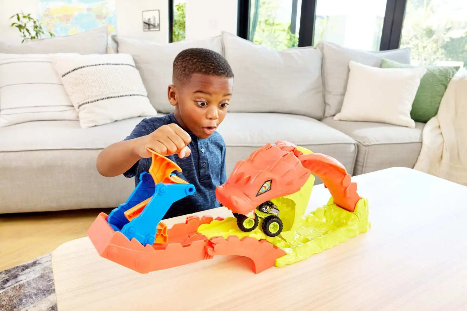 Bild: 194735339723 | Hot Wheels Monster Trucks Gigantische Schlangenjagd | Fensterkarton
