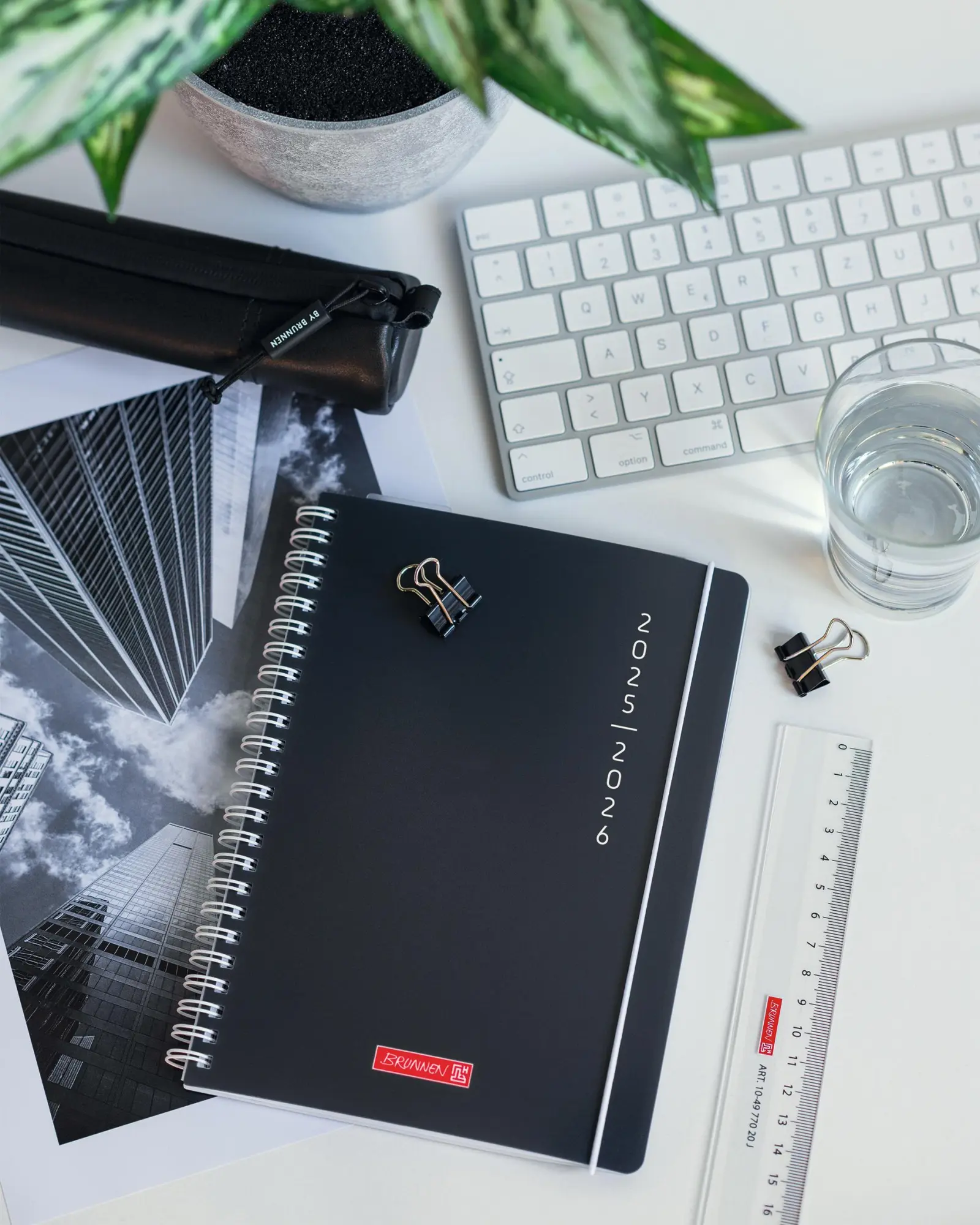 Bild: 4061947138924 | BRUNNEN Schülerkalender (2025/2026) "Plain Black", 1 Seite = 1 Tag,...