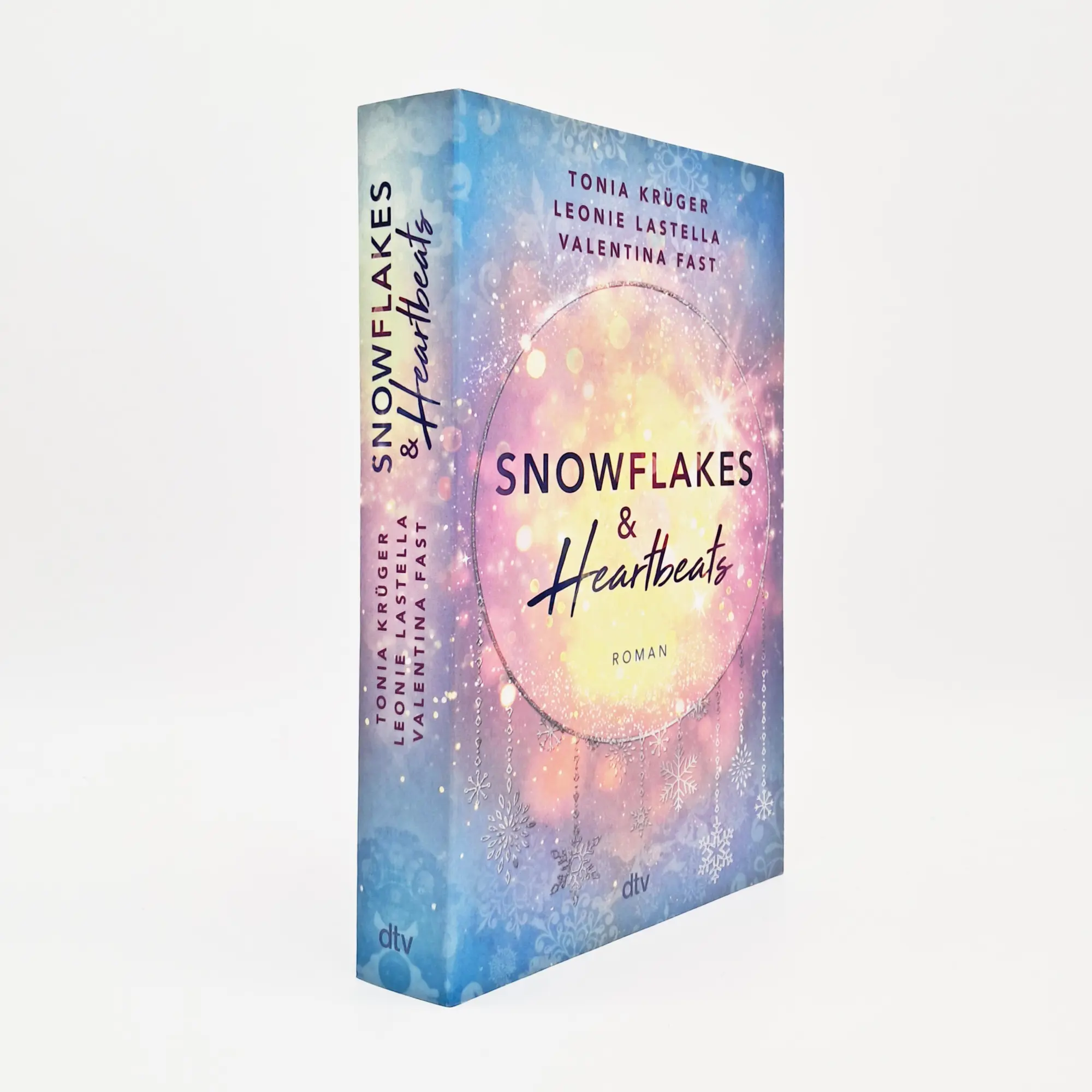 Bild: 9783423741125 | Snowflakes and Heartbeats | Tonia Krüger (u. a.) | Taschenbuch | 2024