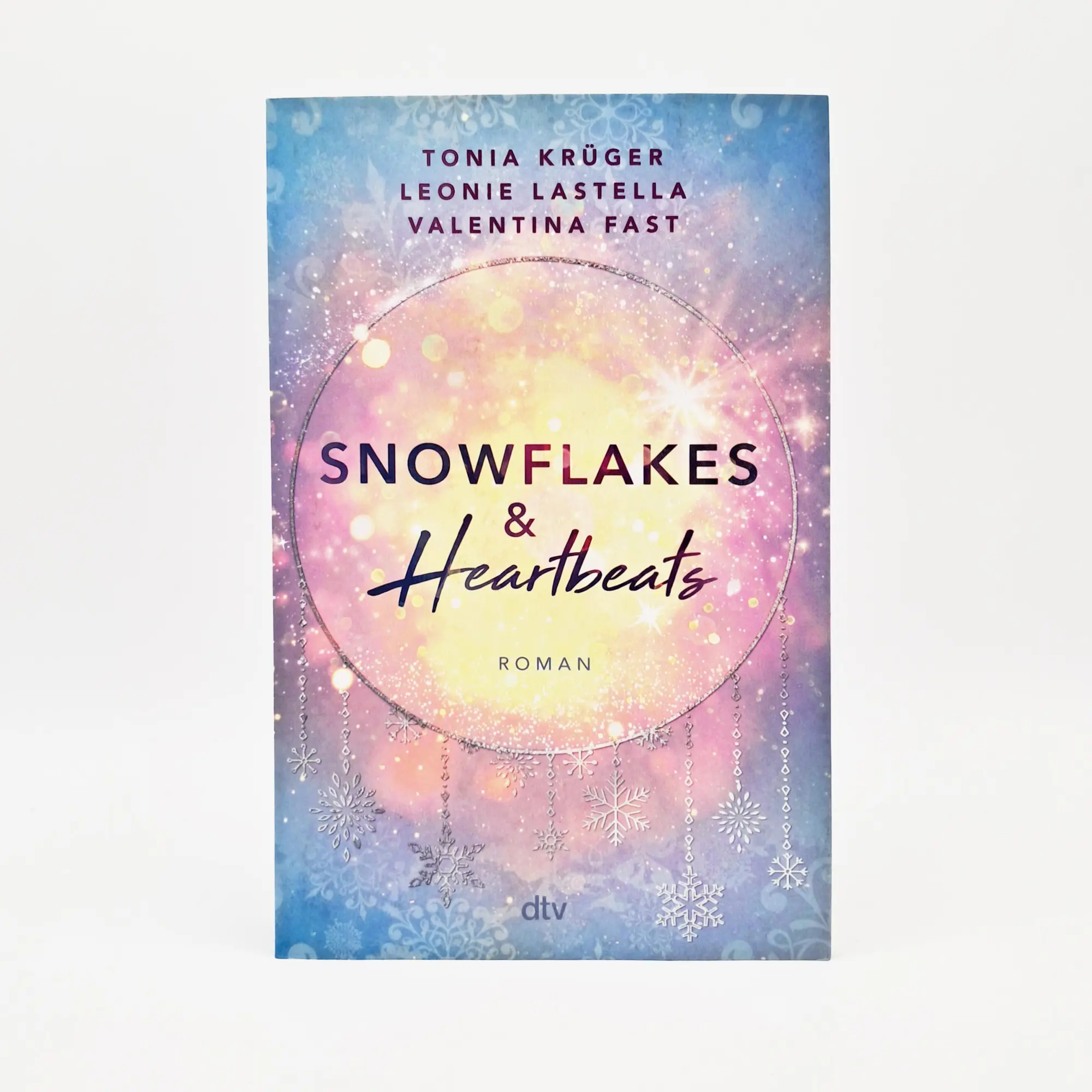 Bild: 9783423741125 | Snowflakes and Heartbeats | Tonia Krüger (u. a.) | Taschenbuch | 2024