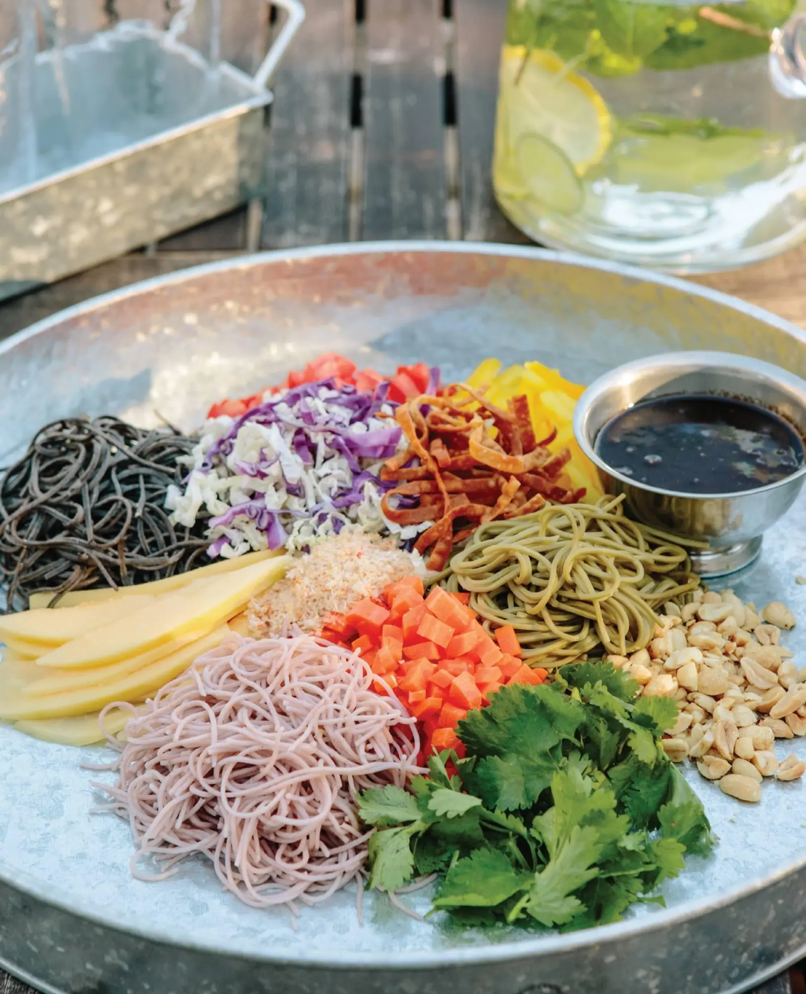 Bild: 9781646042326 | Modern Salad | Elizabeth Howes | Taschenbuch | Kartoniert / Broschiert