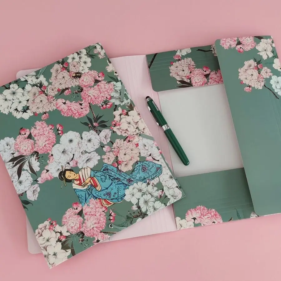 Bild: 4048809028326 | Sammelmappe de Luxe A4, Geisha ruhend | Mit Gummiband | 2022
