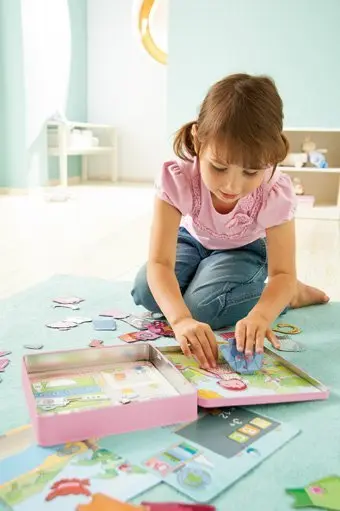 Bild: 4010168073927 | Magnetspiel-Box Anziehpuppe Lilli (Kinderspiel) | Spiel | In Koffer