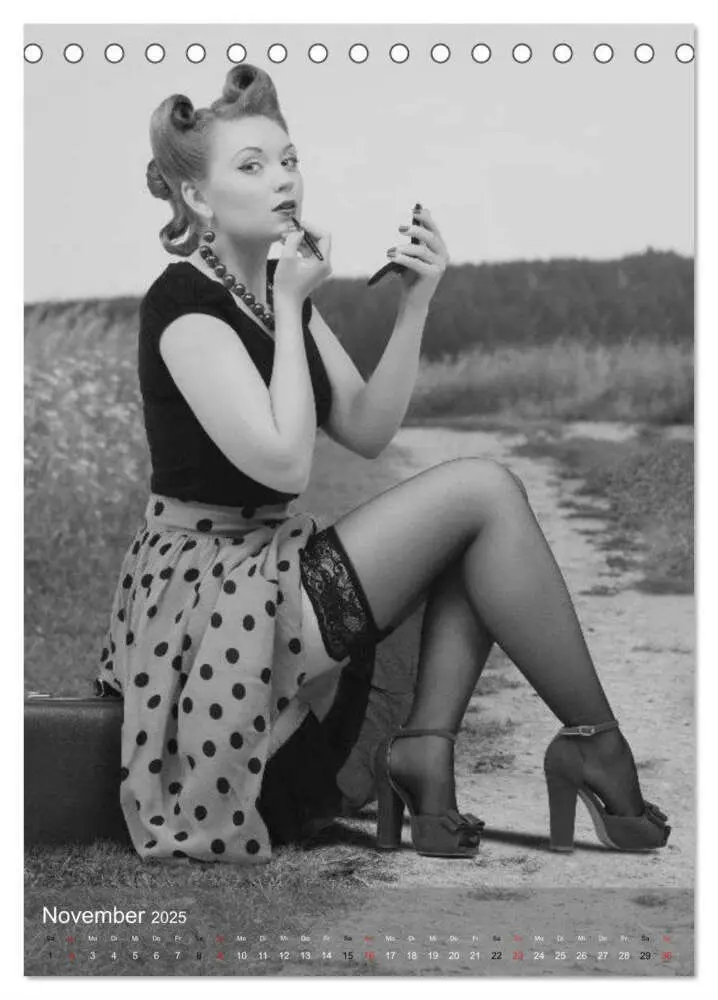 Bild: 9783457050828 | Sexy Pin-up Girls in schwarz-weiß (Tischkalender 2025 DIN A5 hoch),...