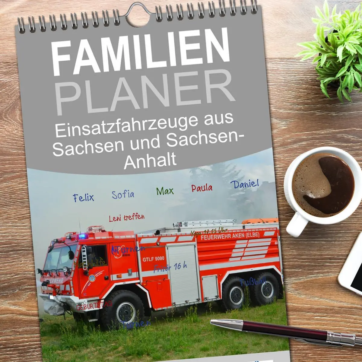 Bild: 9783516617429 | Familienplaner 2026 - Einsatzfahrzeuge aus Sachsen und...