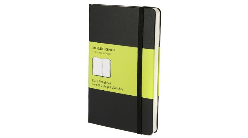 Moleskine. Plain Notebook | Pocket Size. Blanko. Mit Falttasche für Notizen. Gummiband-Verschluß | Notizbuch | Lesebändchen | 192 S. | Englisch | 2001 | Moleskine Germany GmbH | EAN 9788883701030