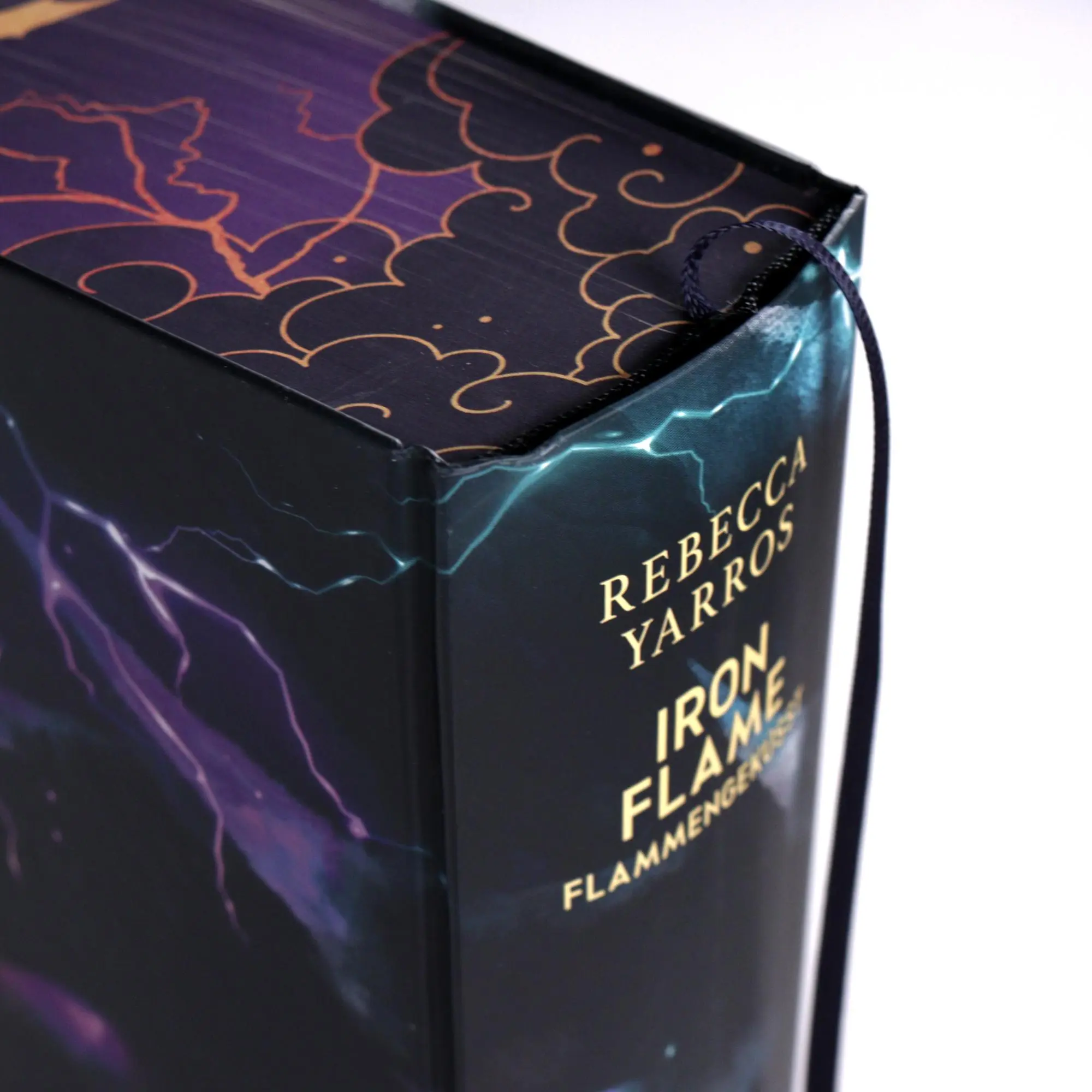 Bild: 9783423283830 | Iron Flame - Flammengeküsst | Rebecca Yarros | Buch | Fourth Wing