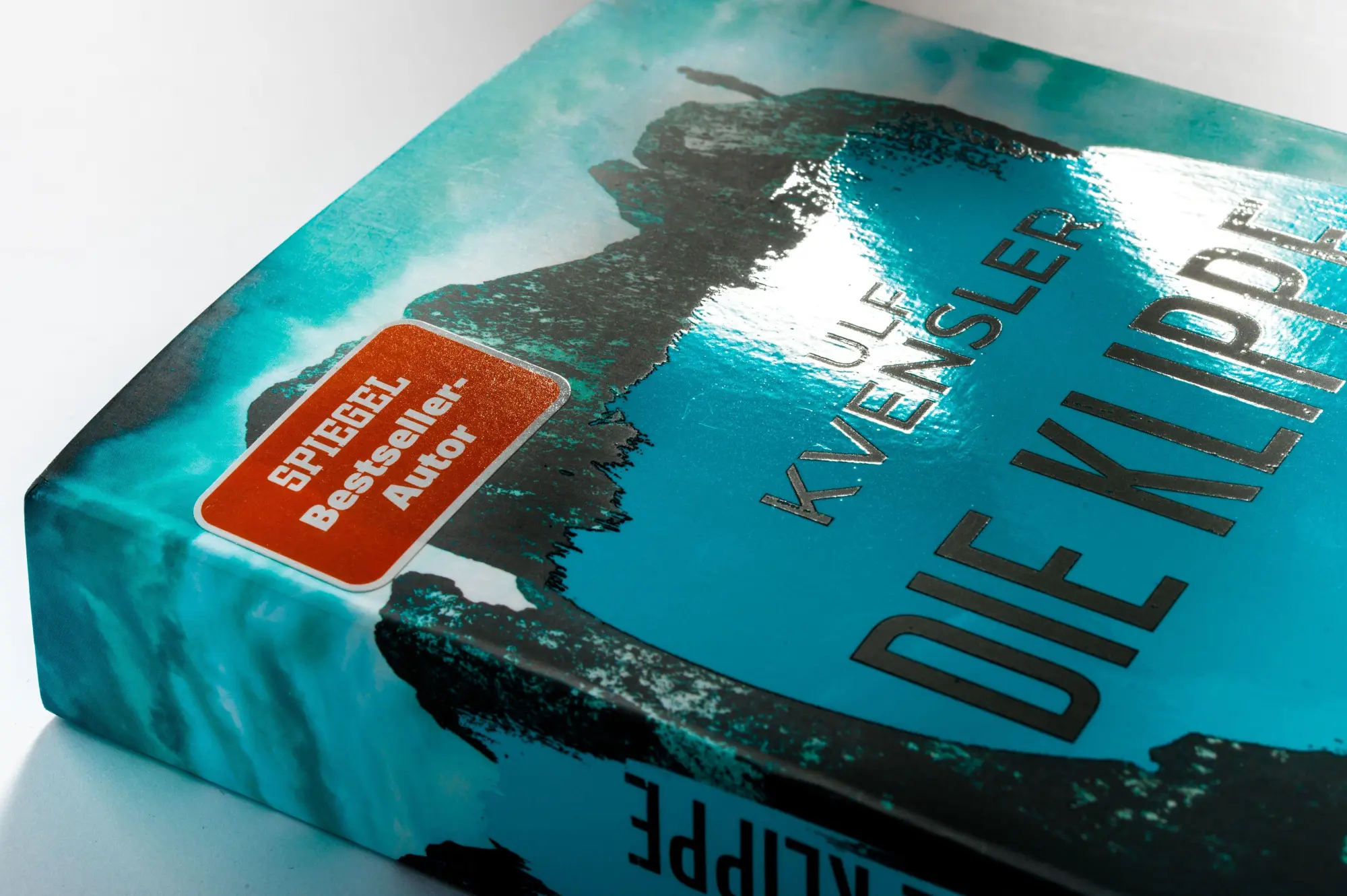 Bild: 9783328114031 | Die Klippe - Jede Lüge könnte deine letzte sein | Ulf Kvensler | Buch