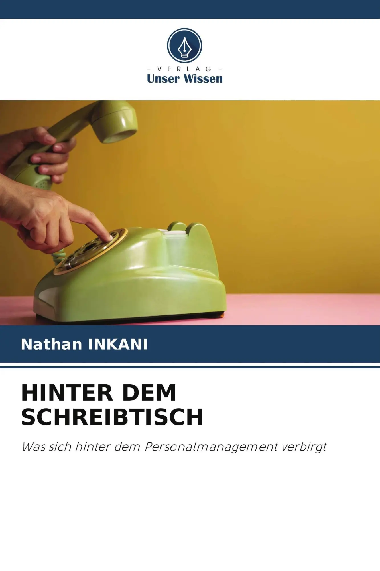 HINTER DEM SCHREIBTISCH
