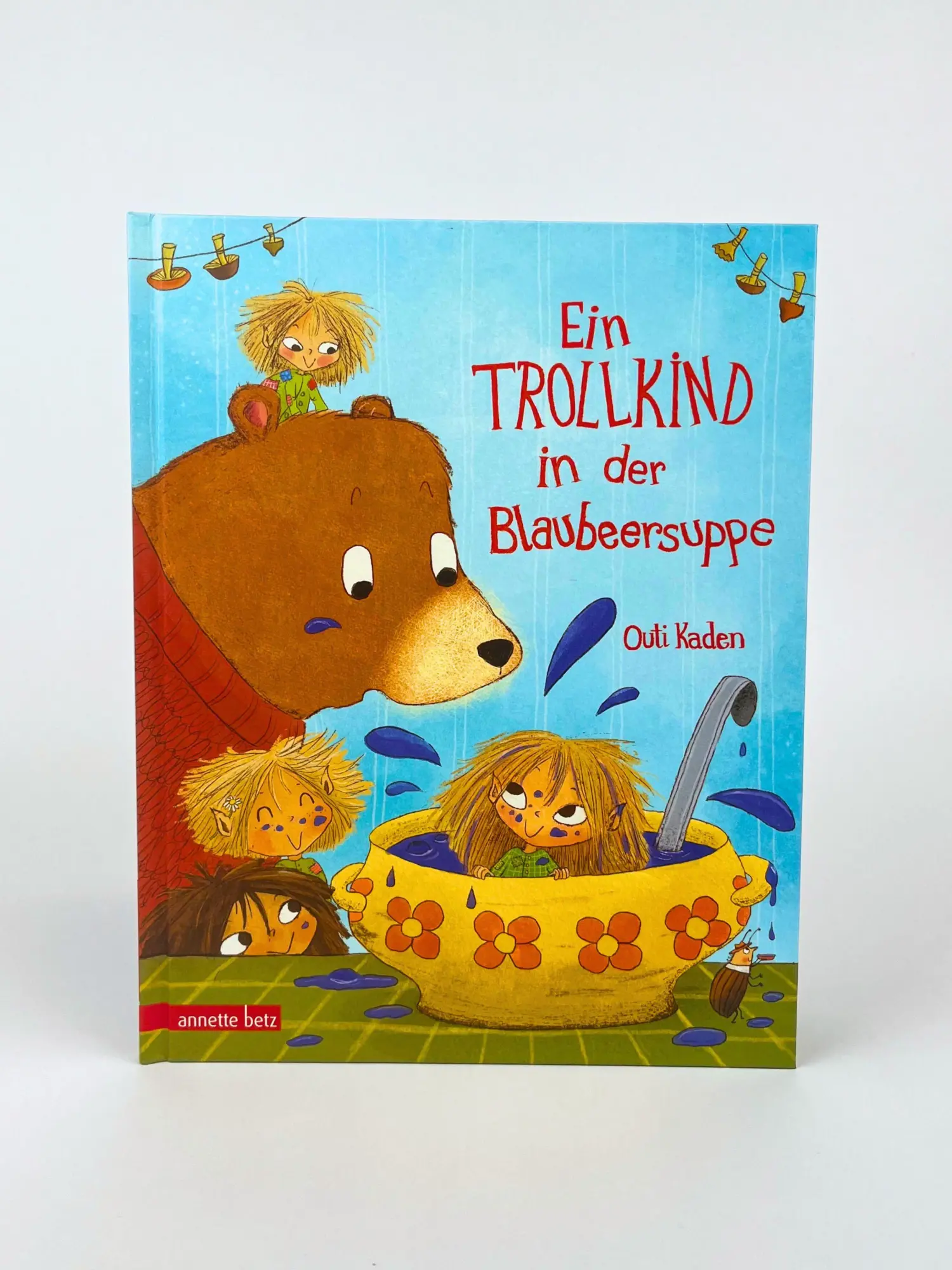 Bild: 9783219120936 | Ein Trollkind in der Blaubeersuppe | Outi Kaden | Buch | 32 S. | 2026