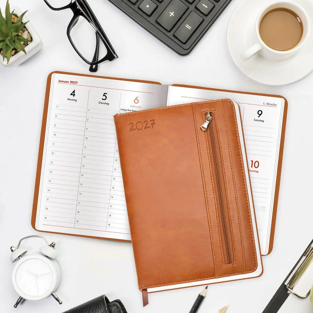 Bild: 4251901512437 | TRÖTSCH - Wochenplaner A5 mit Tasche Braun 2027 | Taschenkalender | KG
