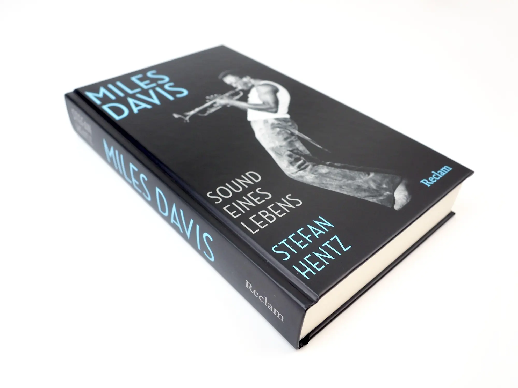 Bild: 9783150114537 | Miles Davis. Sound eines Lebens | Stefan Hentz | Buch | 383 S. | 2026
