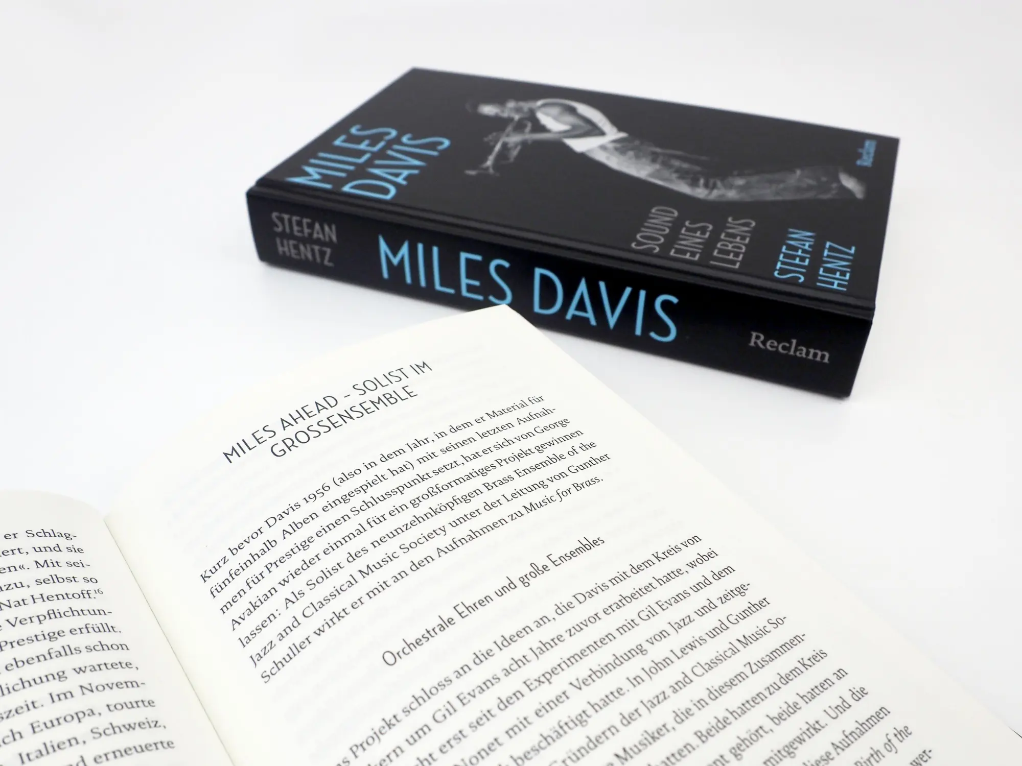 Bild: 9783150114537 | Miles Davis. Sound eines Lebens | Stefan Hentz | Buch | 383 S. | 2026