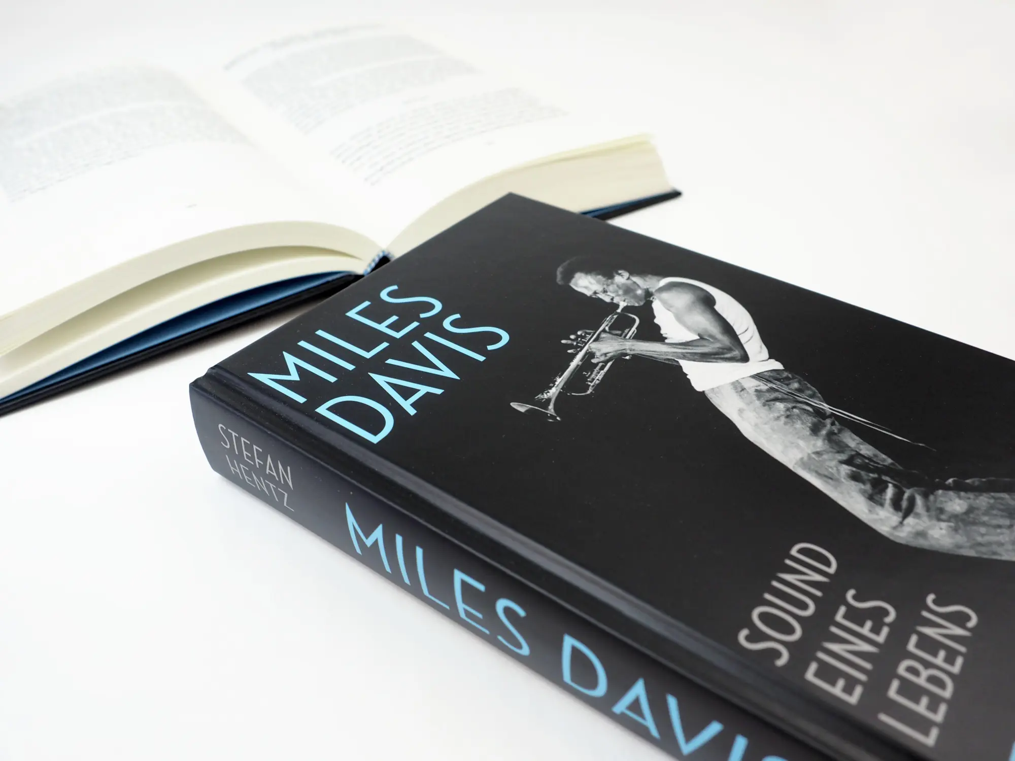 Bild: 9783150114537 | Miles Davis. Sound eines Lebens | Stefan Hentz | Buch | 383 S. | 2026